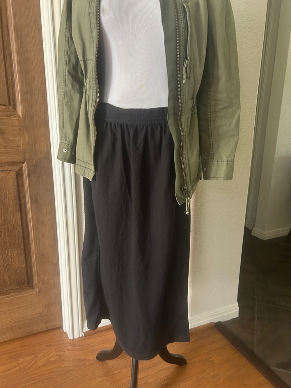 UNIQLO Womens Wrap Midi Skirt Black Rayon Blend Pockets Size 4 Adjustable